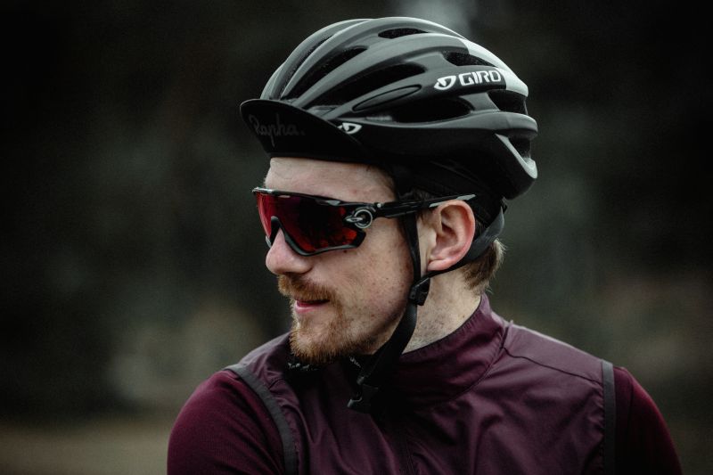 Ein Rennradfahrer mit Oakley Sportbrille