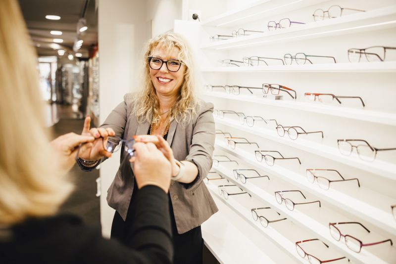 Augenoptikmeisterin Ellen Hitzler bei der Brillenberatung